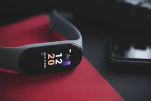 Warum bleibt das Display meines Fitness-Trackers schwarz?
