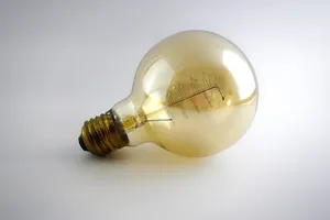 Wie kann ich eine defekte Glühbirne sicher austauschen?