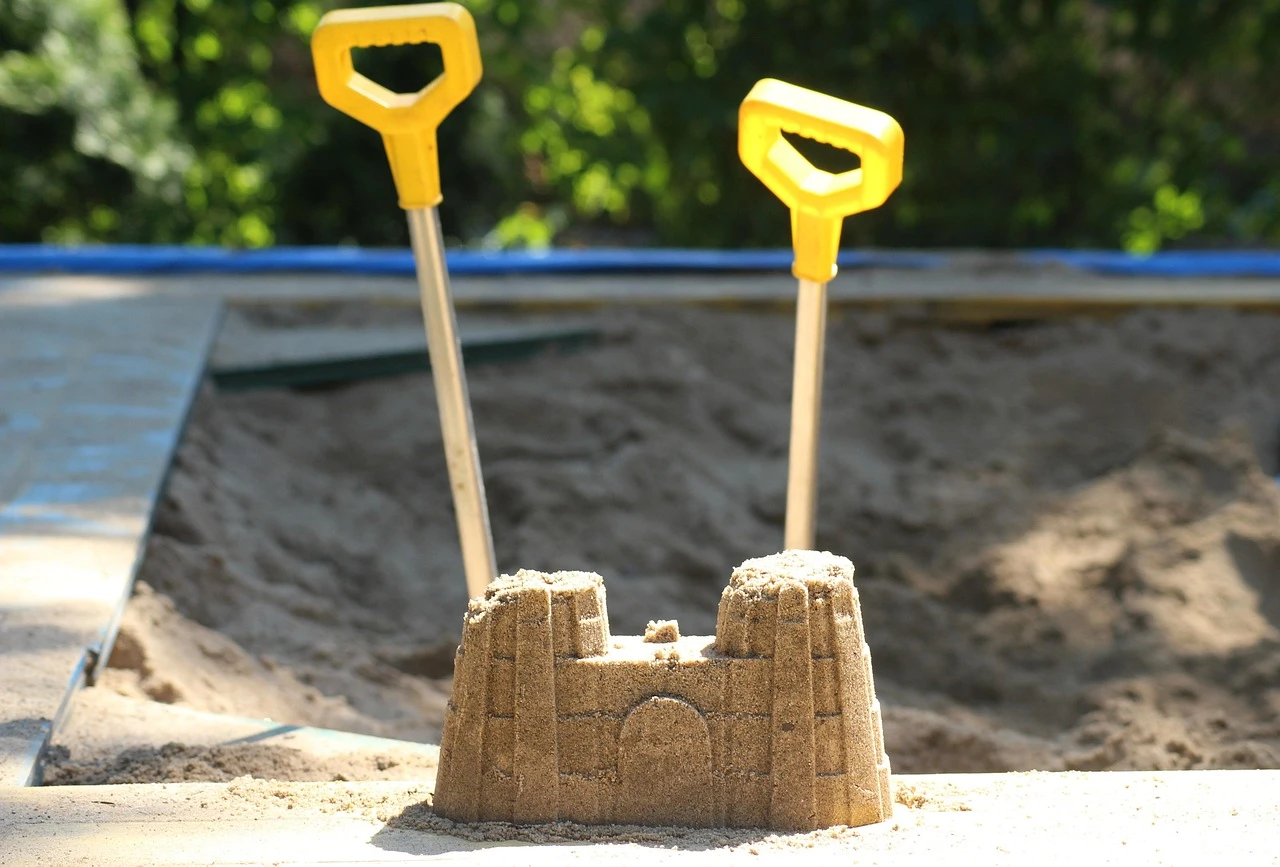 Wie kann ich einen DIY-Sandkasten für Kinder bauen?