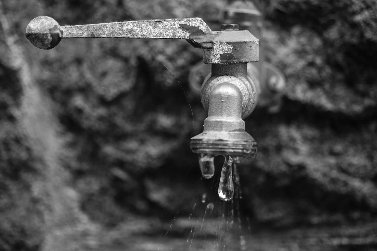 Wie kann ich einen Wasserhahn im Bad austauschen?