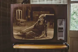 Warum flackert der Bildschirm meines Fernsehers?